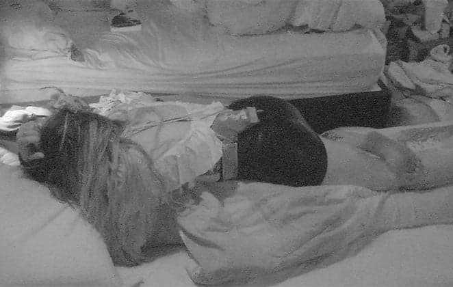 BBB18: Paula se joga na cama de Breno e beija o brother