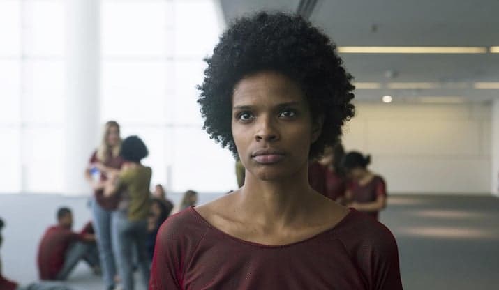 Destaque em série da Netflix, Vaneza Oliveira assina com a Globo