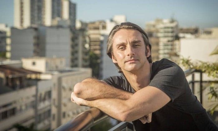 André Dias muda o visual e aparece quase irreconhecível para viver islandês em Segundo Sol; veja