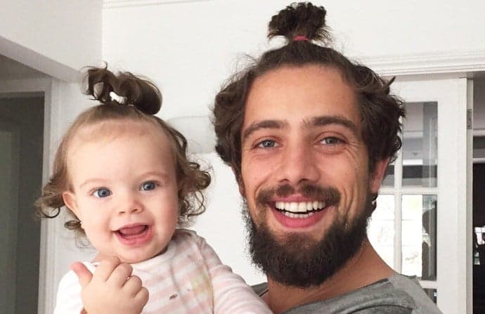 Rafael Cardoso aparece fazendo carinho na barriga da mulher, que espera seu segundo filho