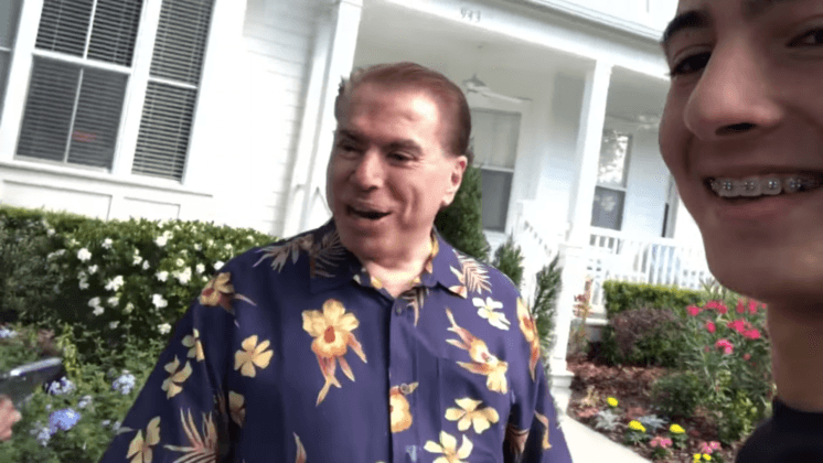 Silvio Santos atende jovens em Orlando e ganha presente