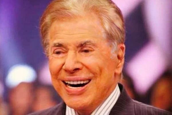 Abatido, Silvio Santos é visto deixando o Brasil ao lado da mulher