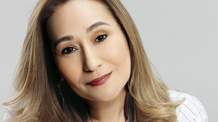 Sonia Abrão aparece de óculos escuros no A Tarde é Sua e 'quebra' a web