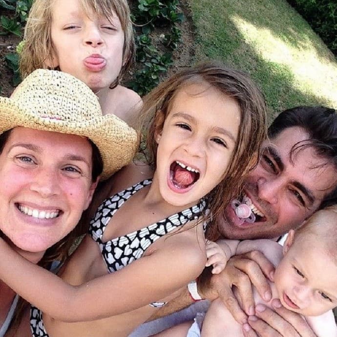Thiago Lacerda junto com a esposa Vanessa Lóes e filhos. Foto - reprodução/Insta.