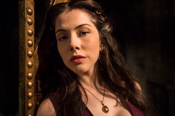 Por conta de novela, Bia Arantes muda o visual e surge completamente diferente