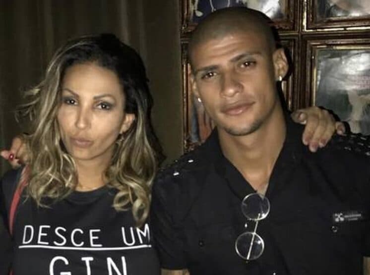 Valesca vai a motel com o namorado e posta foto quente ao lado dele