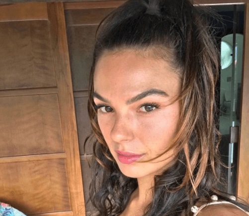 Irritada com perguntas sobre "barriguinha" de grávida, Ísis Valverde dá resposta atravessada na web
