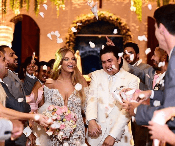Voltando para a duração normal, Domingo Legal exibe imagens inéditas do casamento de Whindersson e Luísa Sonza