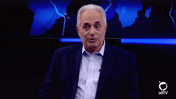Estreia de William Waack na internet tem gafe e indireta para a Globo