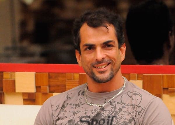 Ex-BBB Marcelo Dourado se casa em Las Vegas e escolhe look bem ousado e surpreende
