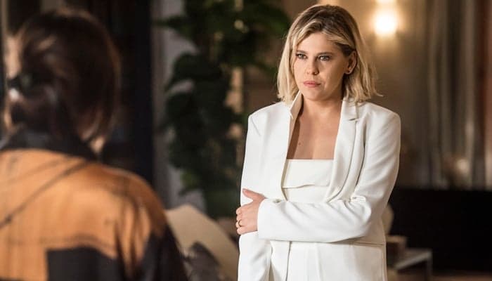 O Outro Lado do Paraíso: Jô tira máscara, faz revelações e apanha de Beth: "Ordinária"