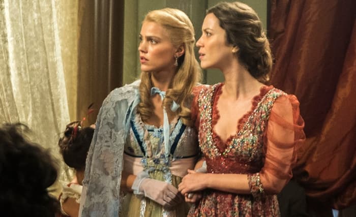 Orgulho e Paixão: Jane e Elisabeta vão parar em bordel e ficam desesperadas