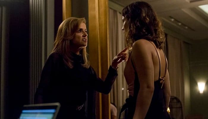 Clara (Bianca Bin) enfrenta Sophia (Marieta Severo) e a chama de assassina (Foto: Globo/Marília Cabral)