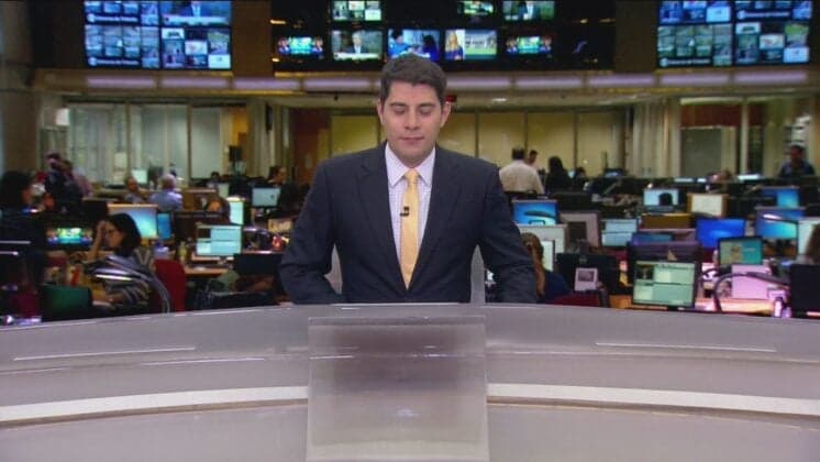 Meses depois, Evaristo Costa volta à Globo e faz piada com a emissora