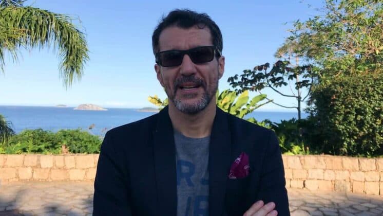Ator que se destacou em novelas da Globo aparece vestido de saia e surpreende por atitude