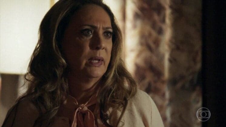 O Outro Lado do Paraíso: Nádia recebe convite de Raquel e fica em choque