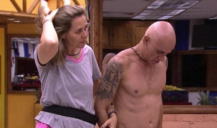 No dia da final do BBB18, Eva se desespera com morte do irmão de Ayrton