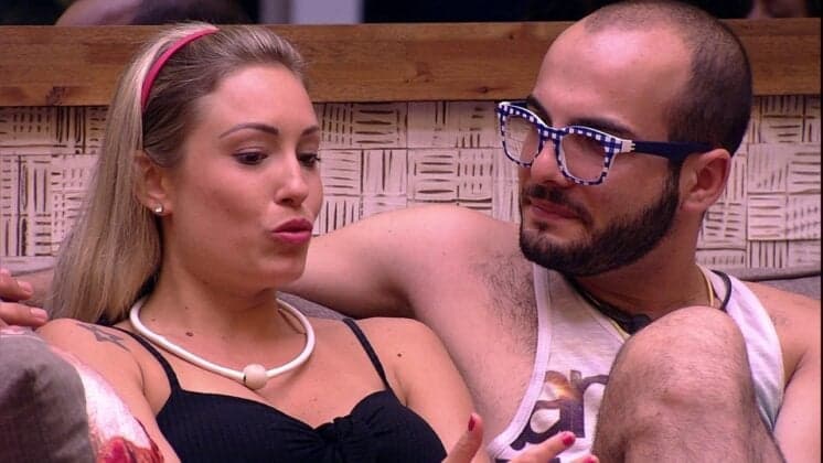 Amigo de Jéssica no BBB18, Mahmoud detona a loira com comentários de baixo calão