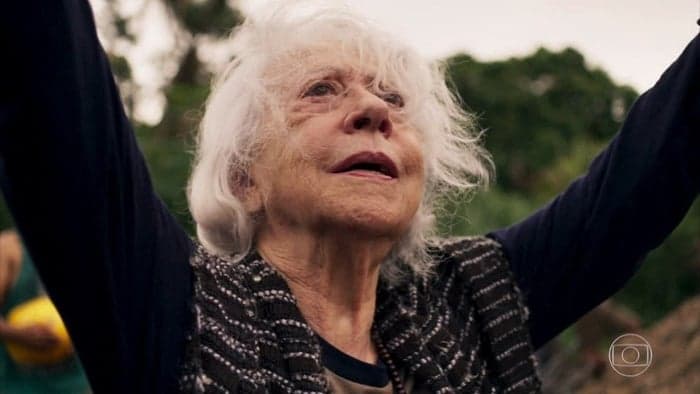 Mercedes (Fernanda Montenegro) em cena de O Outro Lado do Paraíso (Foto: Reprodução/Globo)