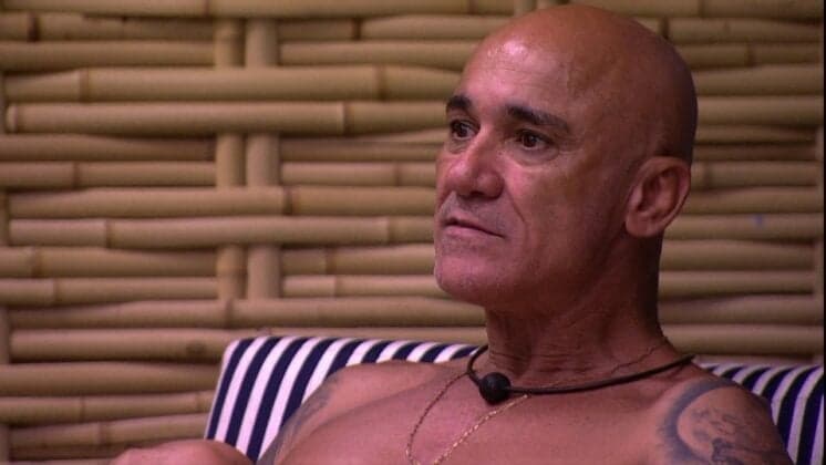 Ayrton recebe suposta mensagem da produção do BBB18 e levanta novas suspeitas