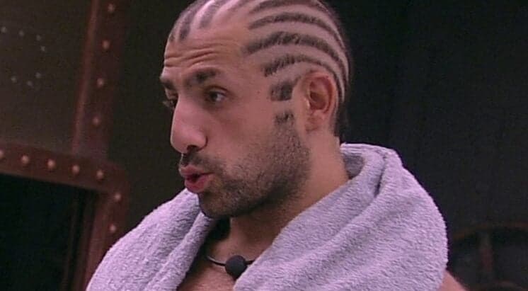 No dia da grande final, Kaysar tira a sunga e toalha escorrega no BBB18