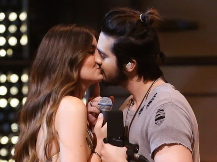 Apontado como ex-affair, Luan Santana será padrinho do casamento de Camila Queiroz e Klebber Toledo