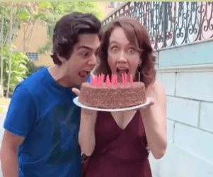 Camila Morgado faz aniversário e ganha surpresa nos bastidores da Globo