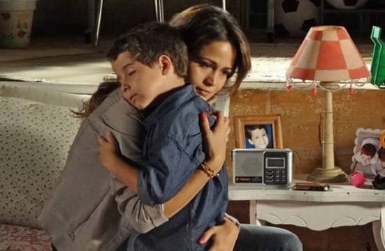 Cinco anos depois, Nanda Costa reencontra seu filho em Salve Jorge