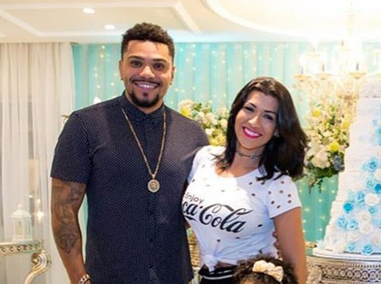 Naldo e Mulher Moranguinho aprontam e celebram nova lua de mel em boate de luxo