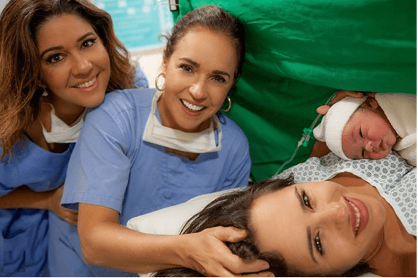 Com esposa, filha e neta, Daniela Mercury sai de hospital e comemora: "A aventura da vida"