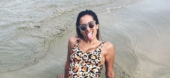 Anitta surge de maiô cavado na praia e detalhe se destaca