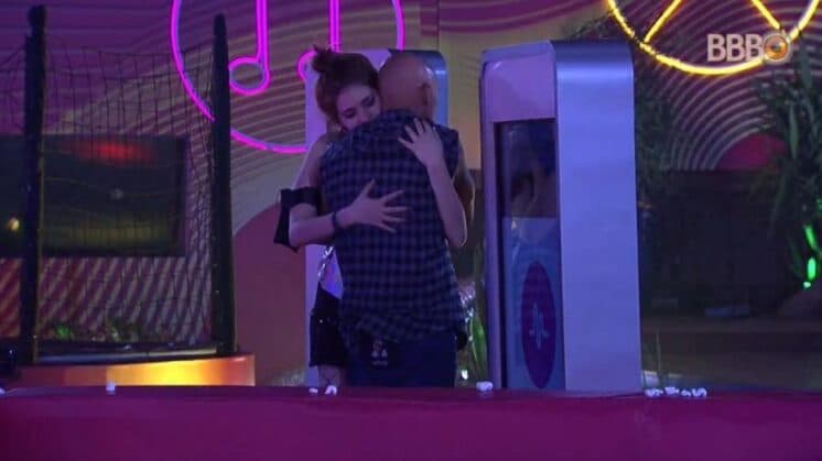 BBB18: Finalistas, Ana Clara se declara para Ayrton e os dois se envolvem em festa