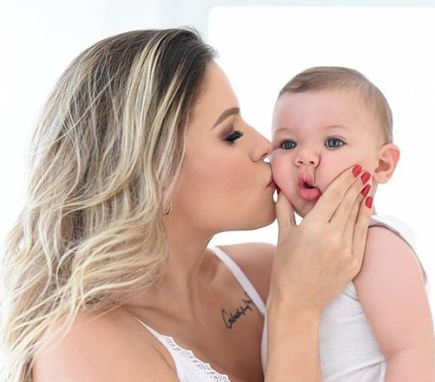 Andressa Suita relembra sofrimento pós-parto, revela dificuldade e admite: “Mamilos machucados”