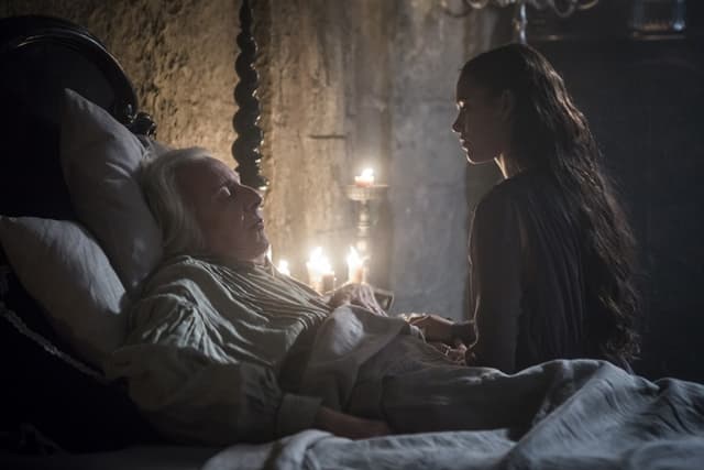 Augusto (Marco Nanini) e Catarina (Bruna Marquezine) em cena de Deus Salve o Rei (Foto: Artur Meninea/Globo)