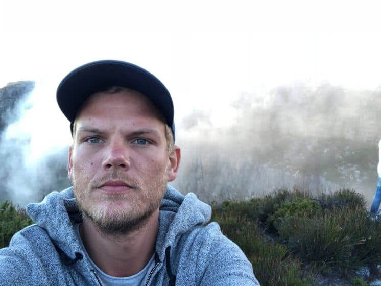 Família de Avicii confirma a causa da morte do DJ e choca; saiba mais