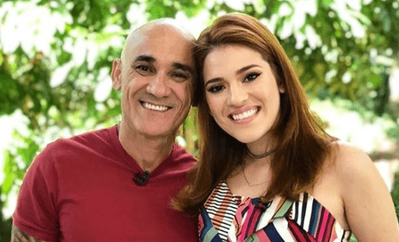 Ex-BBB Ayrton quebra dente, conserta e mostra resultado na web