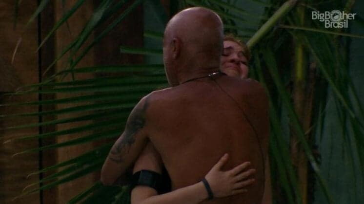 BBB18: Ayrton se emociona e cai no choro ao reencontrar Ana Clara após prova que durou 43 horas