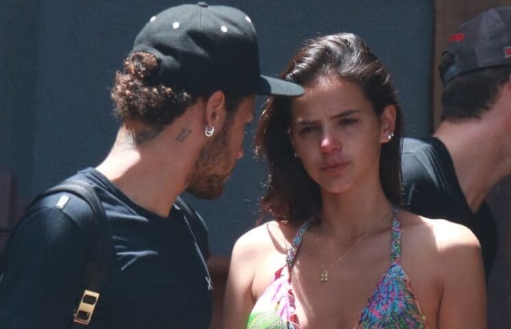 Indignada, Bruna Marquezine diz que está "dando Neymar pra quem quiser"