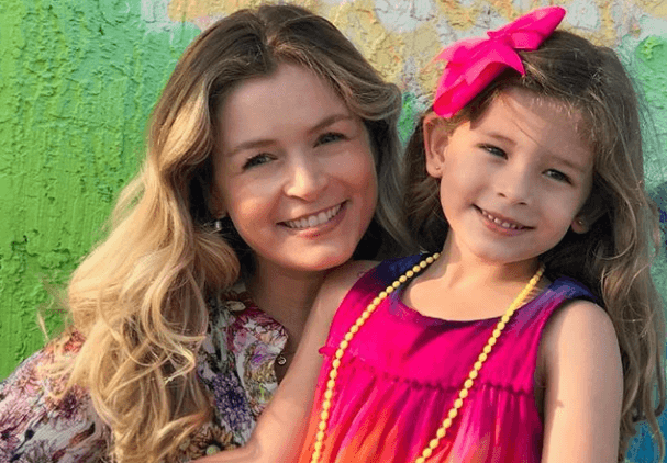 Bianca Castanho surge com a filha e semelhança impressiona