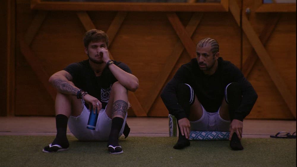 Breno e Kaysar na área externa do BBB18 (Foto: Reprodução/Globo)