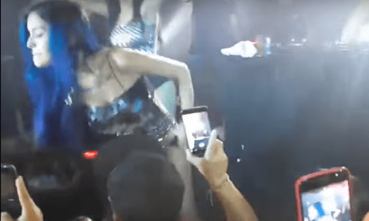Tati Zaqui agride fã com tapa na cara durante show; assista