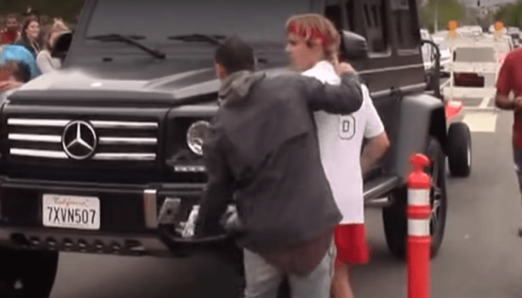 Fã tenta tirar foto com Justin Bieber e cantor joga o celular no chão