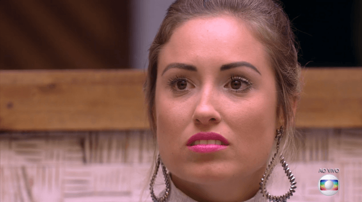Jéssica vira piada por fazer necessidades na cozinha e Gleici a defende no BBB18