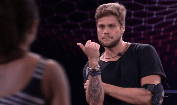 Namorando com Paula, Breno diz que Jaqueline o espera fora do BBB18