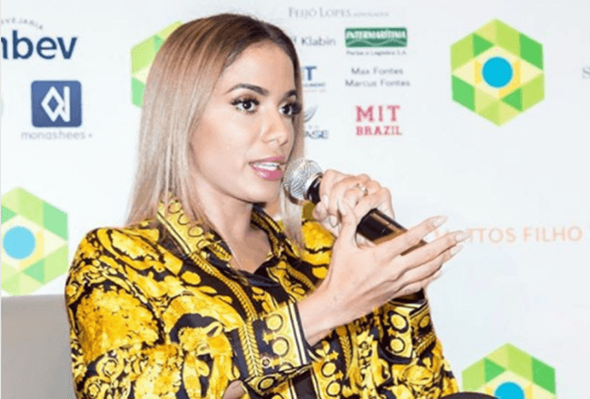 Anitta se despede do antigo visual e aparece morena novamente