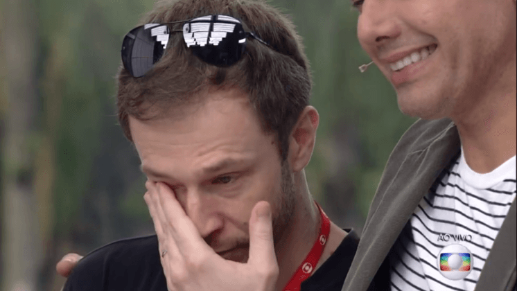 Tiago Leifert se emociona com vitória de Gleici e cai no choro no Vídeo Show