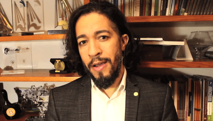Ex-SBT, jornalista questiona Globo por "acreditar" na versão de Jean Wyllys: "Como pode?"