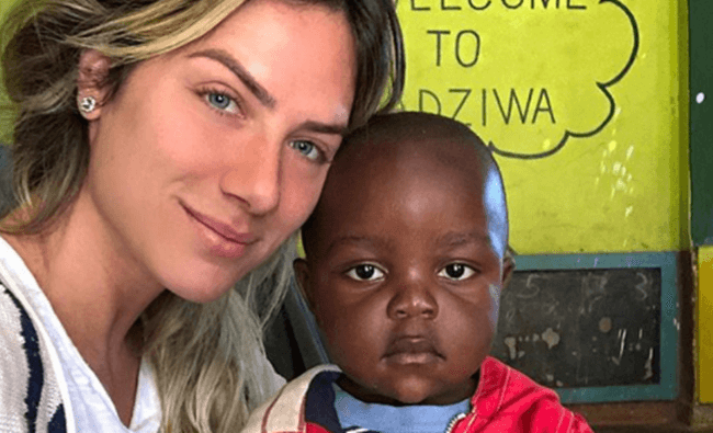 Após Titi, Bruno Gagliasso e Ewbank voltam ao Malawi e aparecem com novas crianças