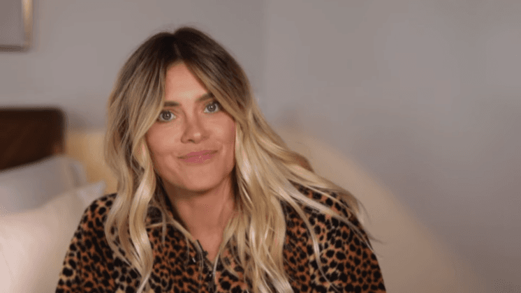 Após cortar amizade com Maria Ribeiro e ter motivo revelado, Carolina Dieckmann assiste jogo da Seleção com 'novos' amigos