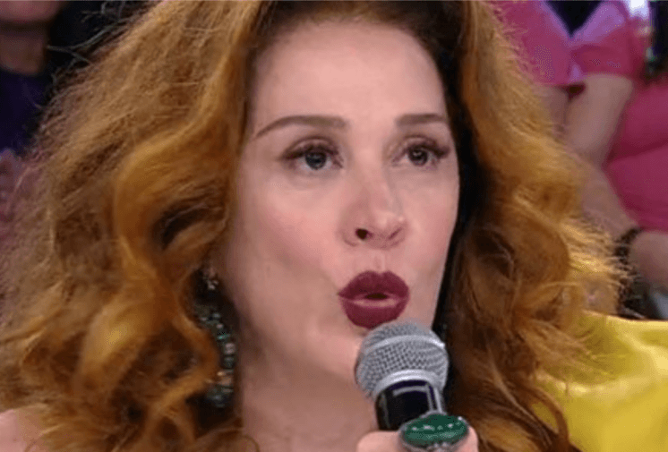 Bailarina do Faustão corrige gafe de Claudia Raia no Domingão